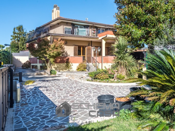 Appartamento in Villa con ampi spazi esterni – Grottaferrata (zona esclusiva)